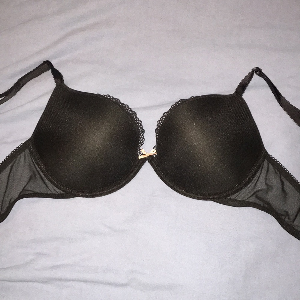 Black push-up bra. Never worn, great condition.